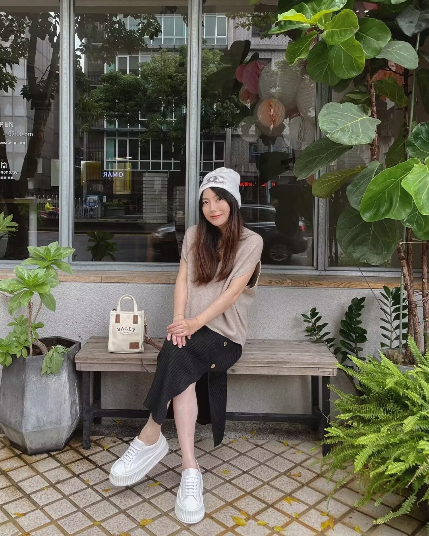 是否太久沒更新，去吃個早餐，路過還沒開店的磅蛋糕店門口，拍完之後覺得店名有點熟悉，好像是Zoe的彌月蛋糕，生意太好從文山區搬來這裡了？
#LTKtaiwan #LTKasia

#LTKitbag #LTKstyletip