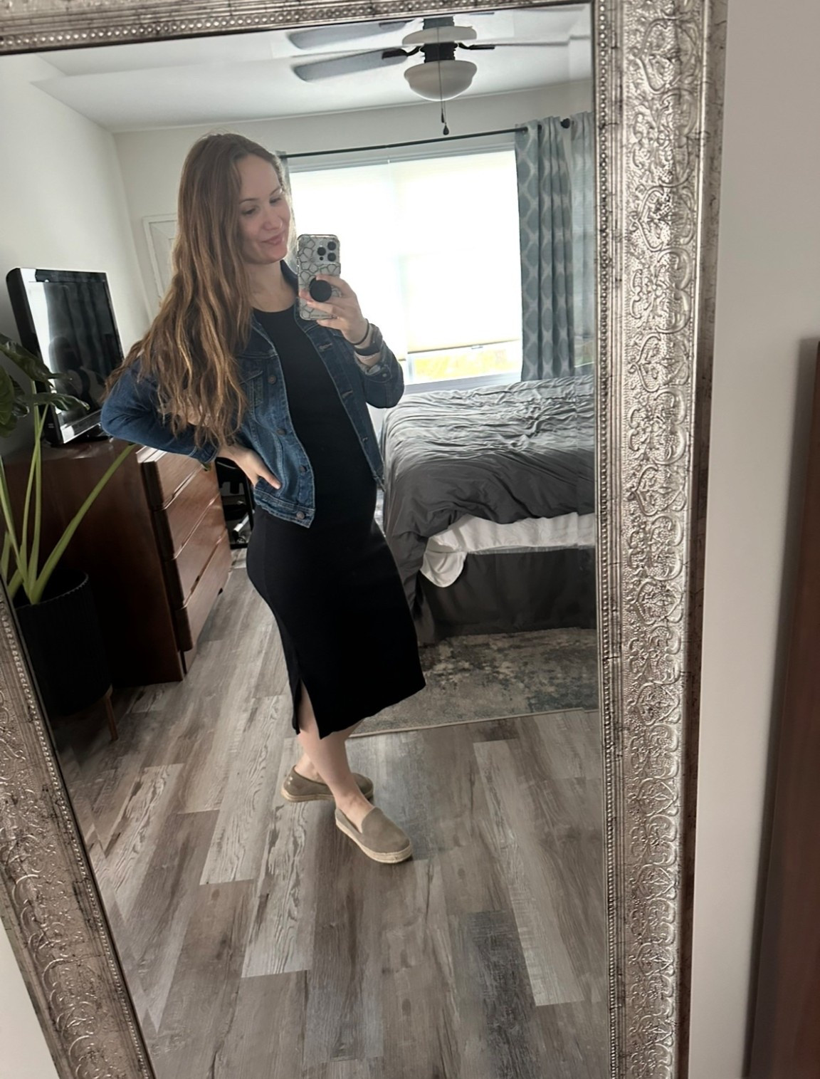 Easy and comfortable maternity outfit. Cute fitted dress with a jean jackett

#LTKStyleTip #LTKFindsUnder100 #LTKBump