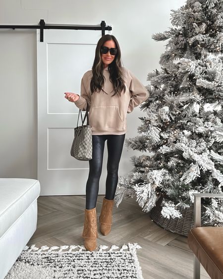 Spanx sitewide sale! Leather like leggings sz small 
Fleece lined and regular..I love their faux leather leggings
Amazon pullover hoodie sz up one for an even more oversized look
Gucci tote bag and large insert slender 
#ltku


#LTKitbag #LTKstyletip #LTKGiftGuide