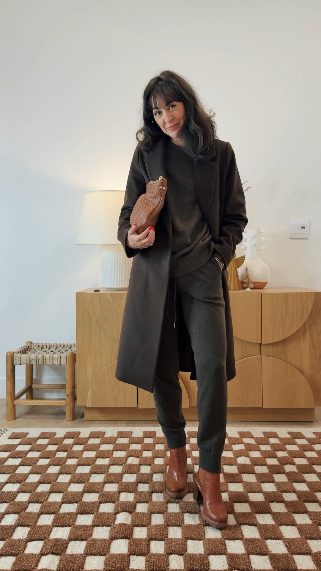 This is how I “style” my sweatpants! Not just any sweatpants, quality Grade A cashmere sweatpants from @onequince. I mix and match these two signature styles with all my favorite Quince sweaters and jackets to create weeks' worth of stylish winter outfits for work-from-home to dinner out!

#QuincePartner @onequince
