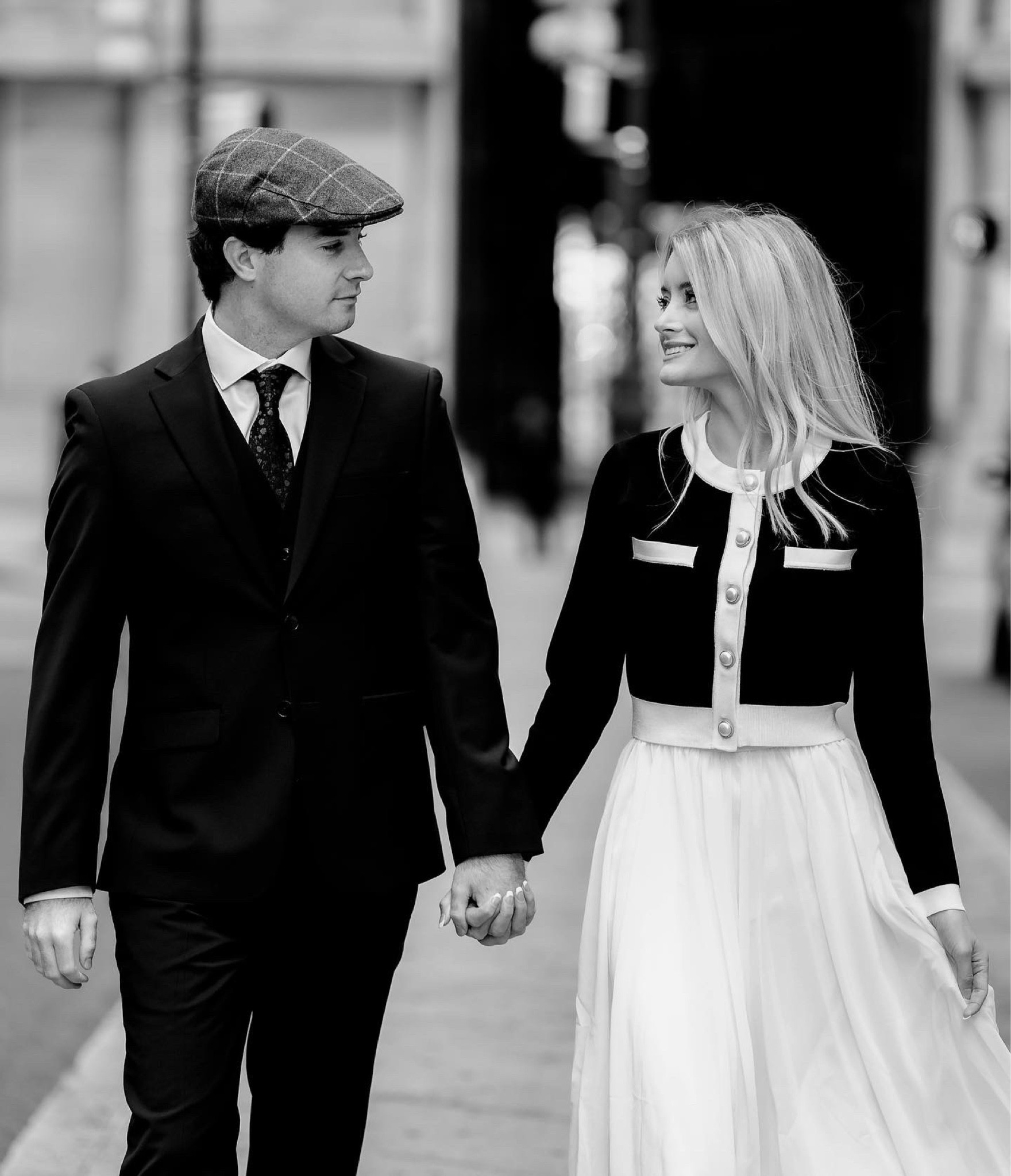 Engagement photo outfit / city engagement photos / Philadelphia engagement photos / vintage engagement photos