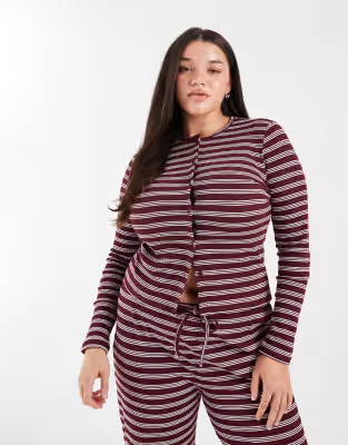 COLLUSION Plus – Figurbetonte, gerippte Strickjacke in Kastanienbraun gestreift, Kombiteil | ASOS (Global)