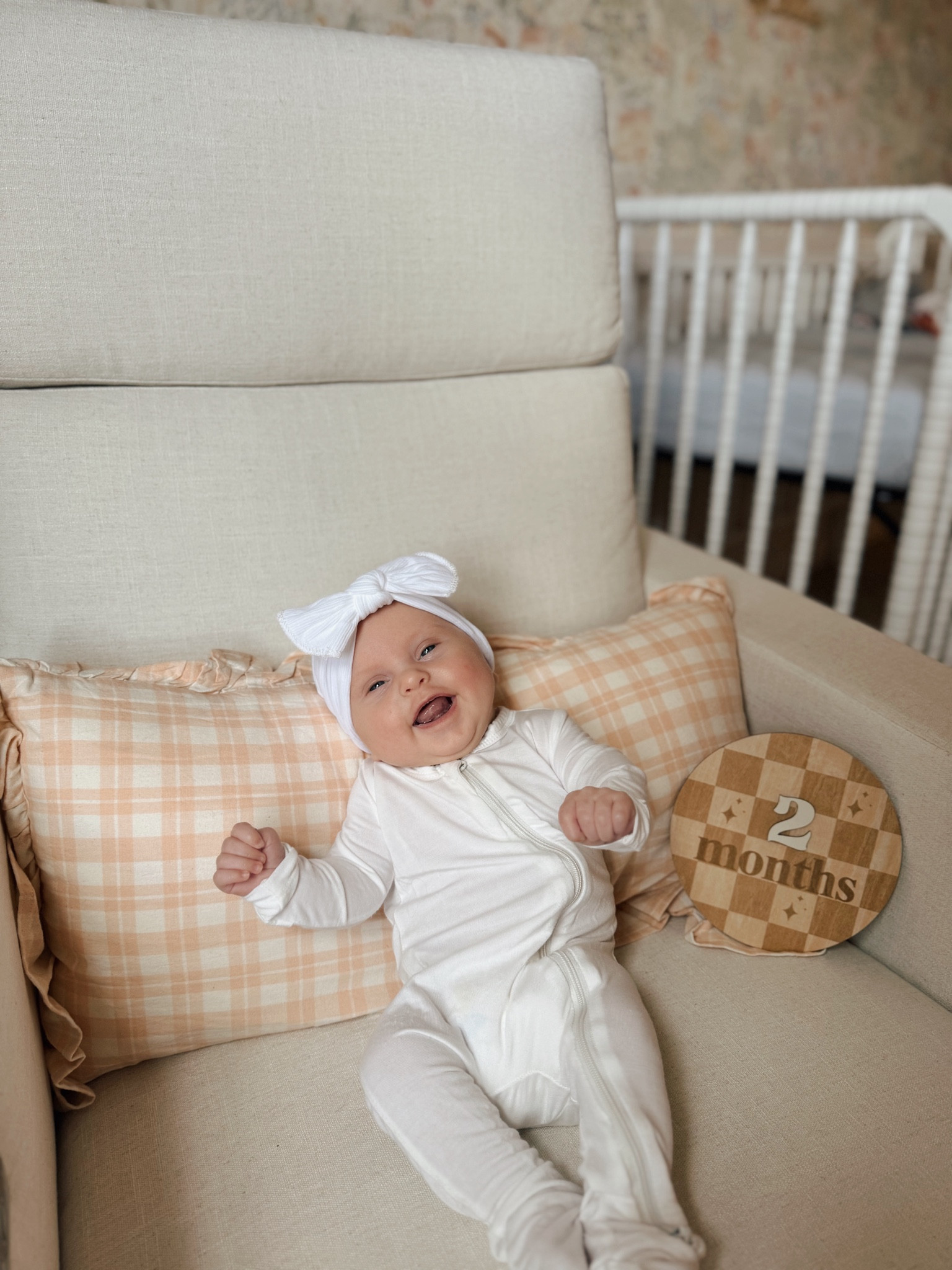 Baby monthly milestone photos #babyregistry #newborn #babyphotos