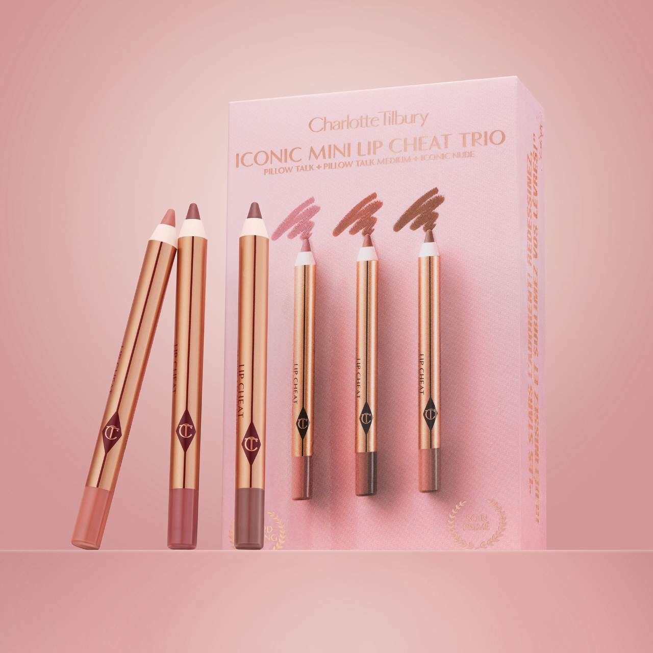 🌟CHARLOTTE’S ICONIC LIP CHEAT TRIO🌟

Sul sito di @charlottetilbury è disponibile un nuovo mini set composto da 3 iconiche mini matite labbra a lunga tenuta e resistenti all’acqua. 

Le colorazioni presenti al suo interno sono:
- Pillow Talk Original, è il rosa nude iconico del brand;
- Pillow Talk Medium, è una versione più intensa del Pillow Talk Original, un mix di tonalità violacee e rosate;
- Iconic Nude, è un nude ispirato agli anni ‘90, un perfetto equilibrio tra il beige freddo e toni rosati. 

Il prezzo del mini set è di 37 euro. Vi piace questo cofanetto?
#charlottetilbury #charlottetilburymakeup #charlottetilburypillowtalk #pillowtalklipstick 