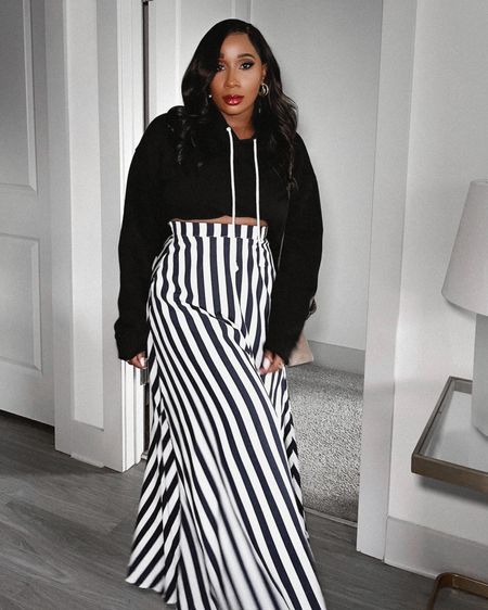 A hoodie & skirt combo for the win! 🙌🏾🖤 Wearing this skirt in a medium, and this cropped hoodie in a XXL (similar style linked!). ✨

#LTKfindsunder100 #LTKSeasonal #LTKstyletip