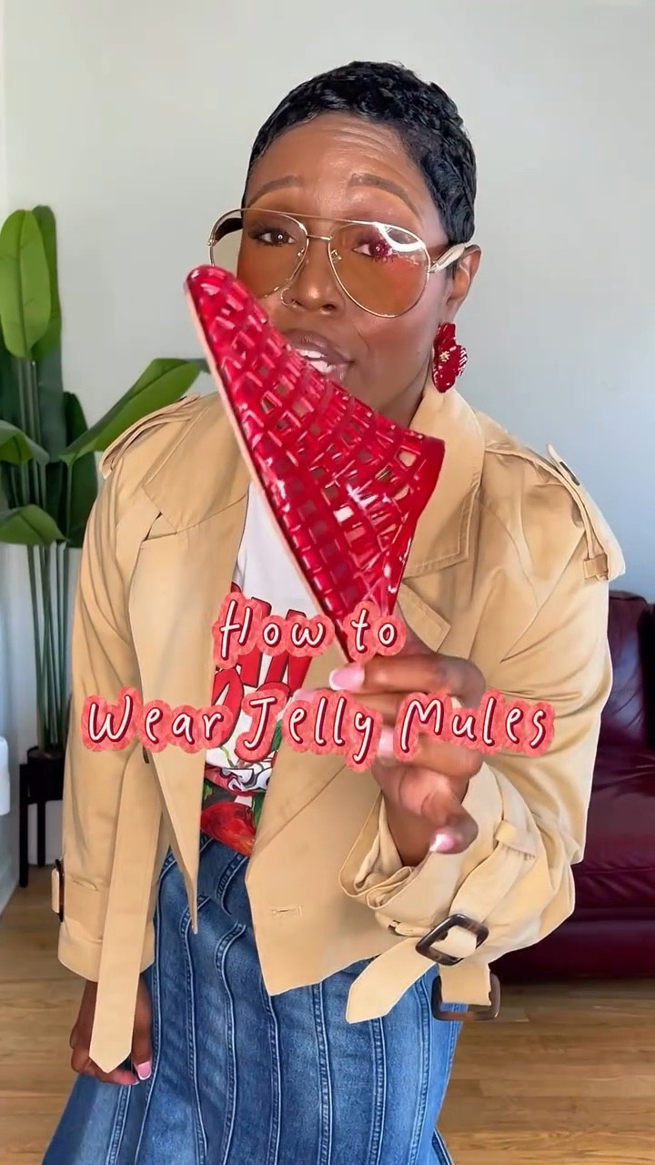 Im obsessed with these jellies from @oldnavy & this is the perfect Spring 💐outfit! Which bag should I wear? 

Comment ‘Spring’ for outfit links 

T-shirt & earrings @hm 
Skirt @marcjacobs 
Jacket @mintii.co 
Jellies @oldnavy 
Clutch @walmart 
Clutch @mcmworldwide 
Bag @maisonvalentino 
Sunnies @amazonfashion 

#fashioncontent #jellyshoes #springoutfitideas #springshoes #grwmoutfit
