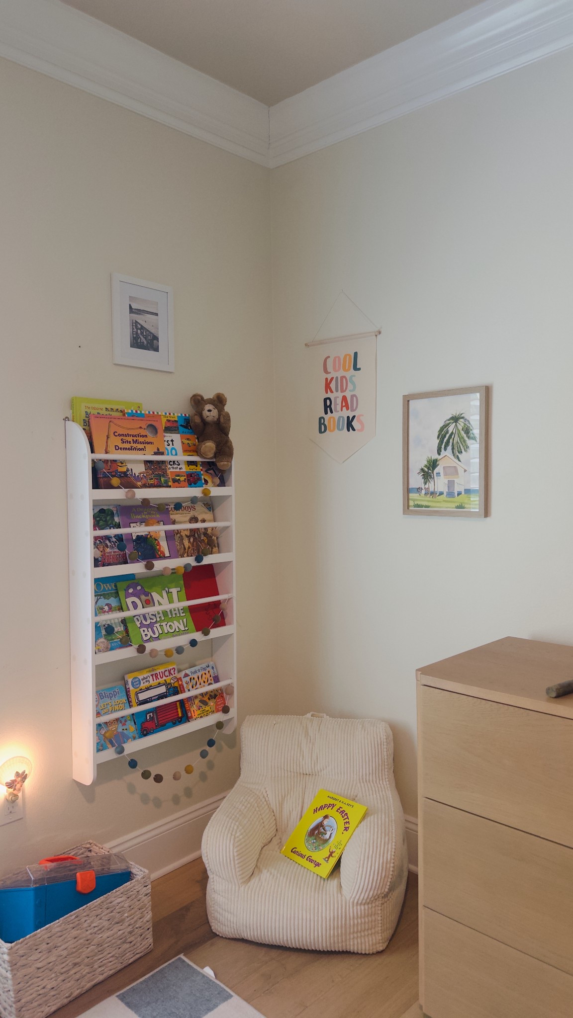 Toddler room cozy book corner 📚