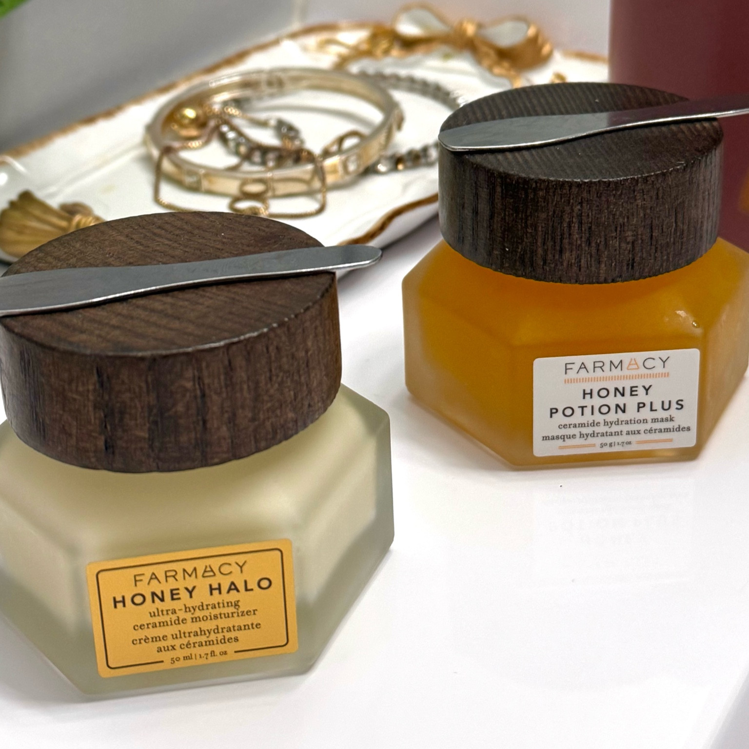 Fav winter skincare combo 🍯🍰
Warming honey face mask and super amazing heavy moisturizer 