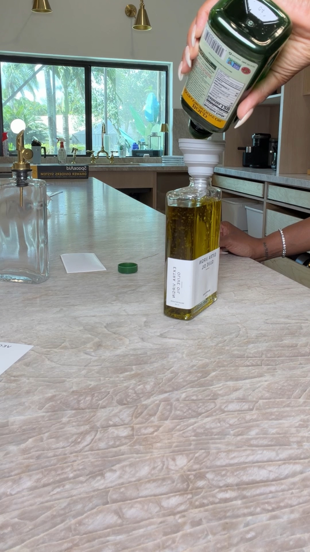 Scroll to shop! ✨ My favorite olive oil dispenser. Everything is linked below.👇🏾

Color: Clear/Gold

Desliza para comprar. ✨ Mi dispensador de aceite favorito.

📲 Download the free LTK app & follow me @kirasfashionfinds to shop all my daily finds.

#LTKvlog #LTKfoodie #LTKHome