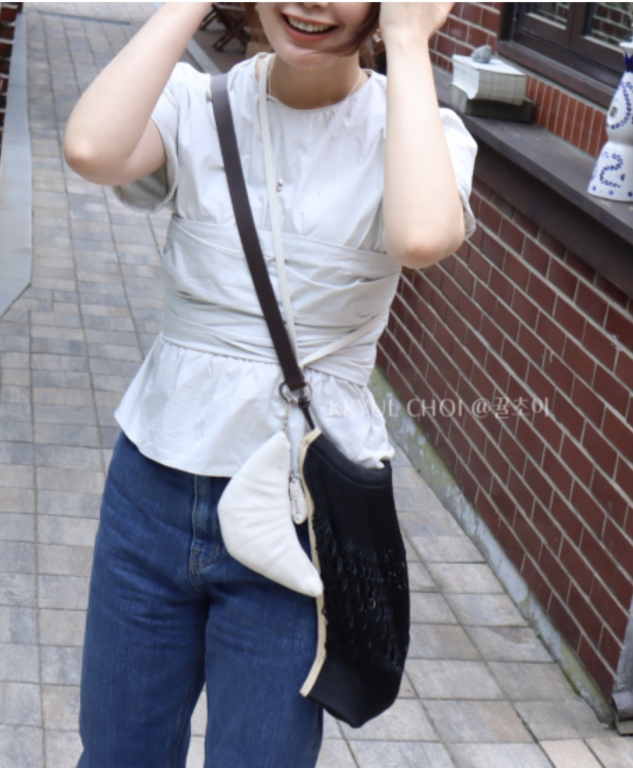 Mytheresa
LEMAIRE croissant leather strap coin pouch
10OFF > 234 EUR❤️‍🔥