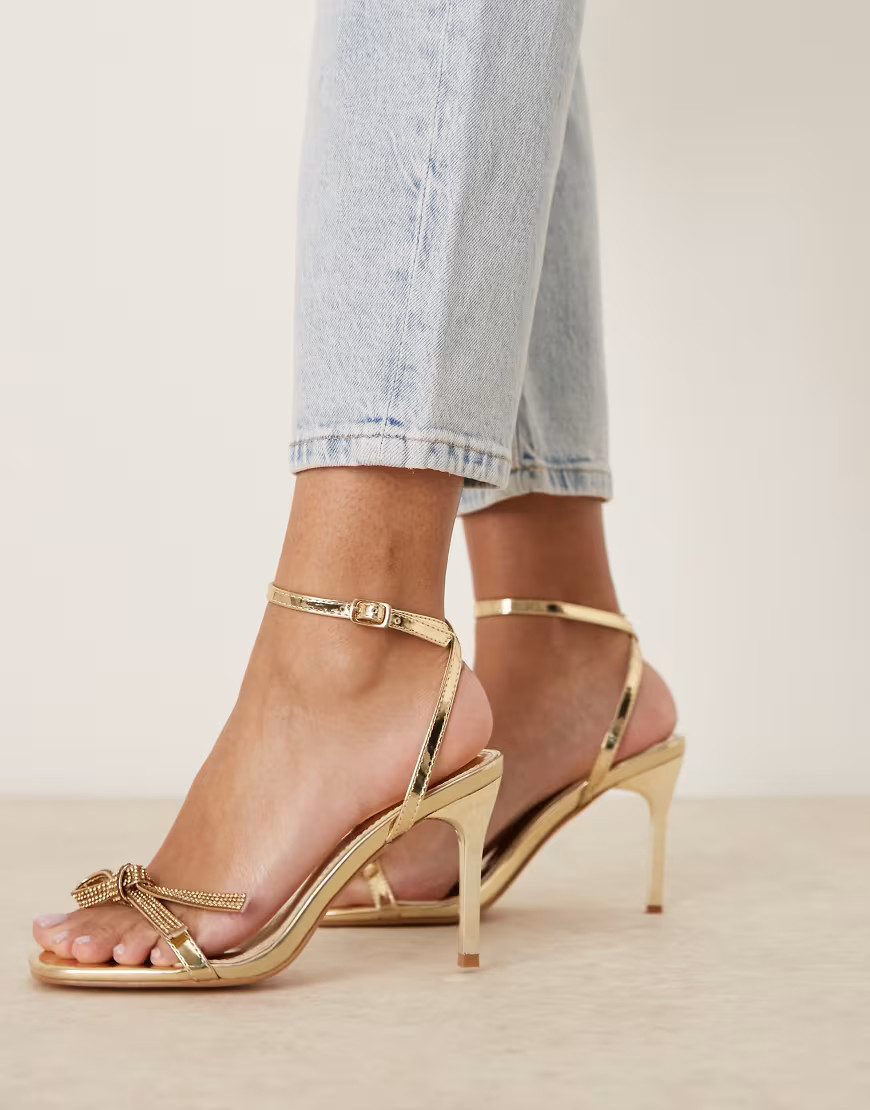 Glamorous – Sandaletten in Gold mit Stilettoabsatz und verzierter Schleife-Goldfarben | ASOS (Global)