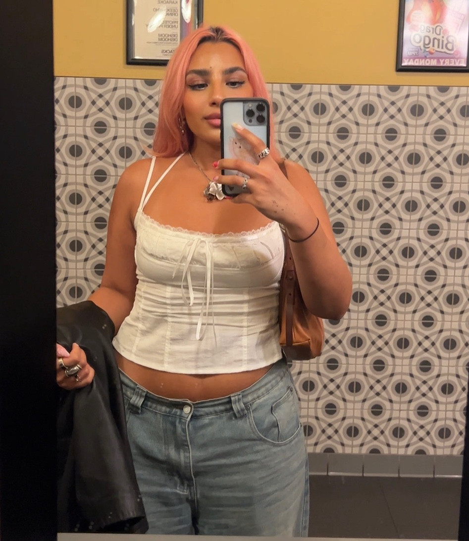 Simple casual outfit 🤍
Wearing size US 10 in the top
W34 in the jaded jeans! 

#LTKmidsize #LTKfindsunder50 #LTKstyletip