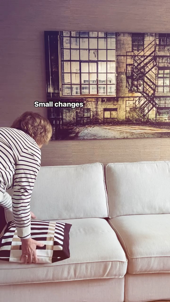 Bye Bye Blue Monday, a new cushion, another candle will help you. Use the color mocha mousse and a bit black to spice it up.

check: https://liketk.it/53hcv