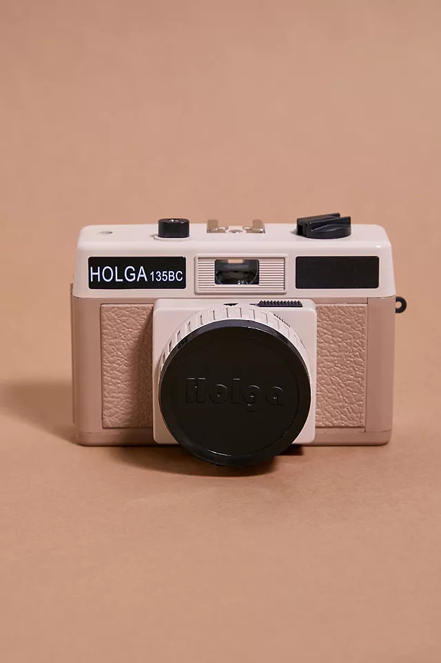 Holga UO Exclusive Tan 135BC Plastic 35mm Camera | Urban Outfitters (EU)