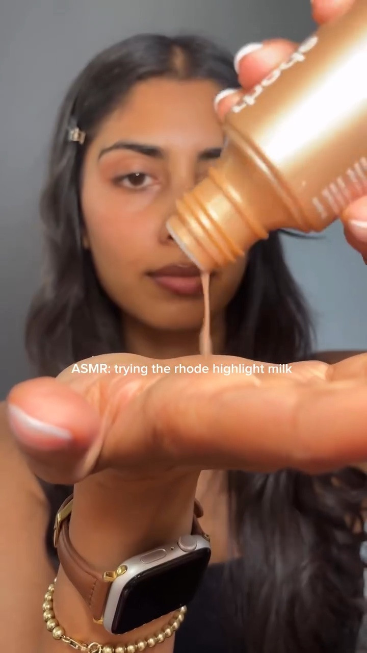 A light formula that gives my skin a soft glow under makeup.. lovee @rhode 
.
.
.
#rhode #rhodehighlightmilk #rhodeskin #haileybieber