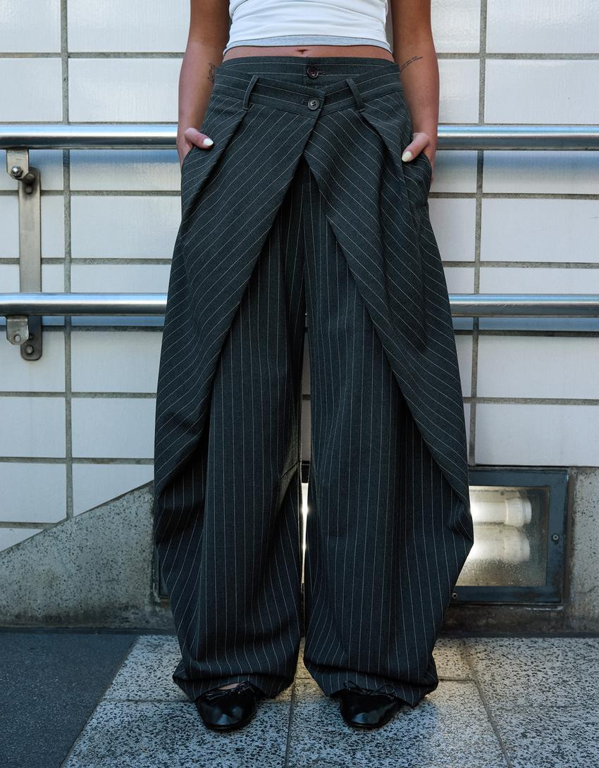 Pleated trousers with double button - Trousers - Women | Bershka GB