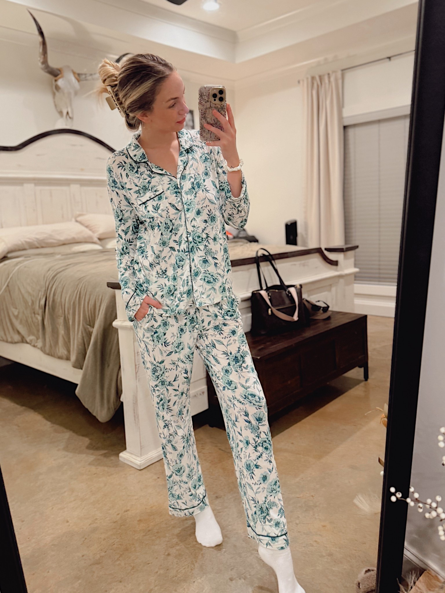 THESE PJS YALL!!!! 💚 && the price makes them even better ONLY $16! 
5’9 130lbs wearing a size small (personally I wish I got a medium for oversized fit)

#LTKStyleTip #LTKFindsUnder50 #LTKGiftGuide