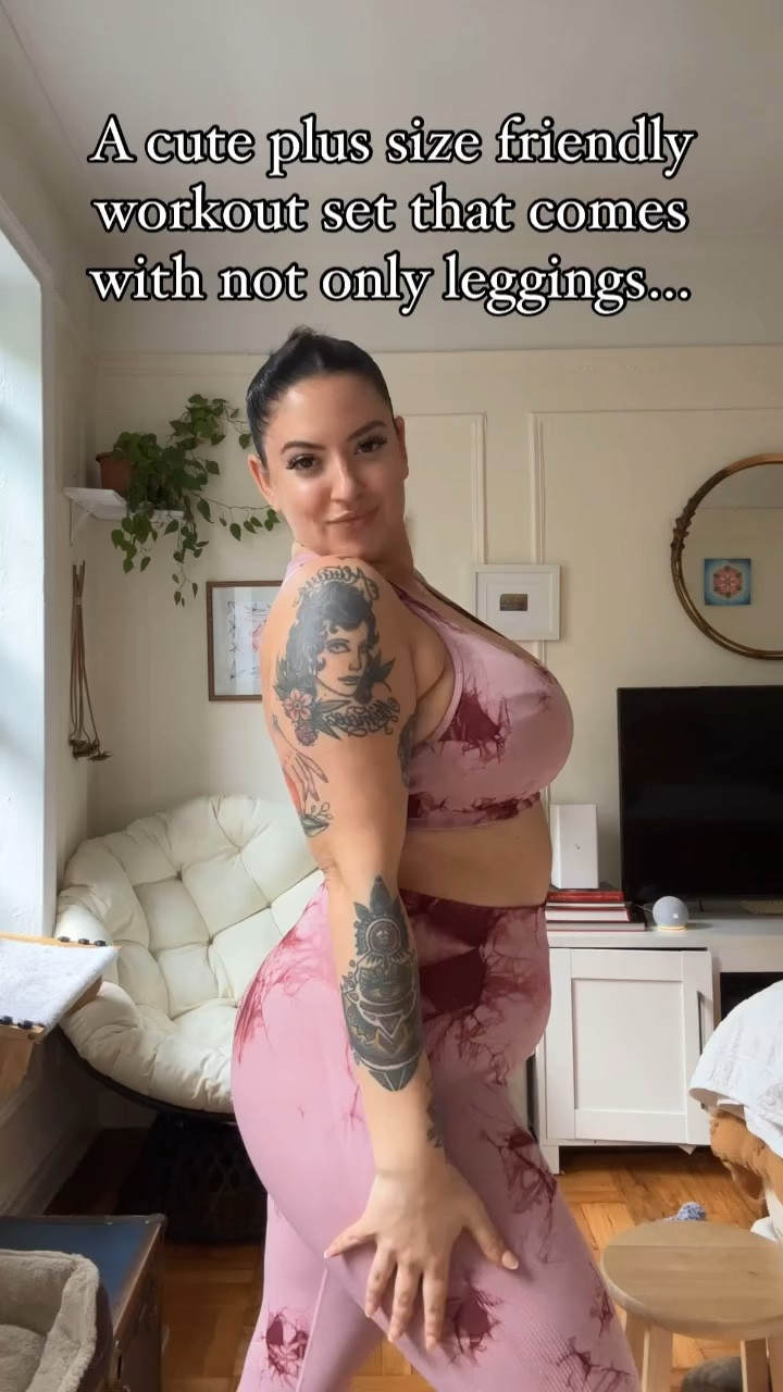 This is the set that had my Zumba teacher calling me “Ms. thighs” on Monday 😅 Get this set yall, it makes the booty look amaze!! I’m wearing the size XL for reference 💕 It’s plus size friendly & this colorway is currently $22 for the 3 piece set! 

#midsize #plussize #midsizestyle #bodyacceptance #curvy #size12 #plussizebeauty #midsizefashion #midsizegals #size12style #workoutapparel #workoutclothes #smallfat #ootd #bodyneutrality