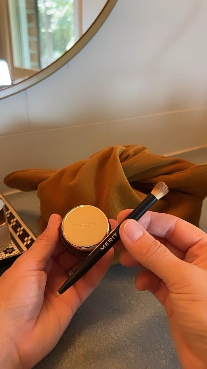 Merit Beauty just launched their new solo shadows and they are so good.  I’m wearing the shade ‘Vachetta’ and I’m applying it with brush No. 2. The shadow is a beautiful buildable cream to powder shadow.  The dual ended brush has a fluffy end that can be used to diffuse color across the lid and the smaller end can be used on the lash line. 

Every first Merit order comes with their signature bag and all orders over $40 ship free.  
#meritbeauty #gifted #makeup #cashmereandine #soloshadow

#LTKbeauty #LTKunder50 #LTKFind