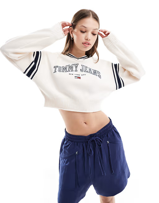 Tommy Jeans – Kurzer College-Pullover in Weiß mit V-Ausschnitt | ASOS (Global)