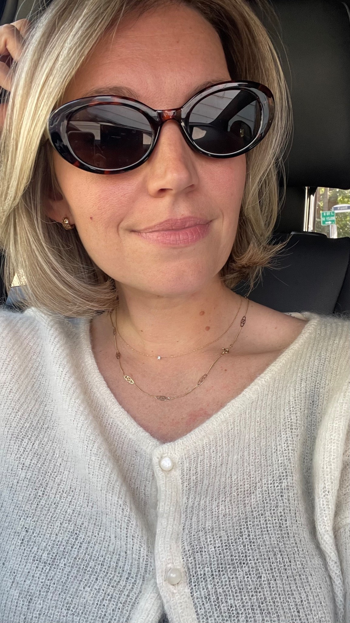 Cozy cardigan, tortoise shell glasses ✨ 