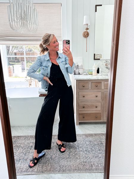 Thursday OOTD // this cotton set is 20% off today with code CASSIE20 🥳

Relaxed fit with elastic pull-on pant & v’neck tank, I’m in an xs

#LTKover40 #LTKsalealert