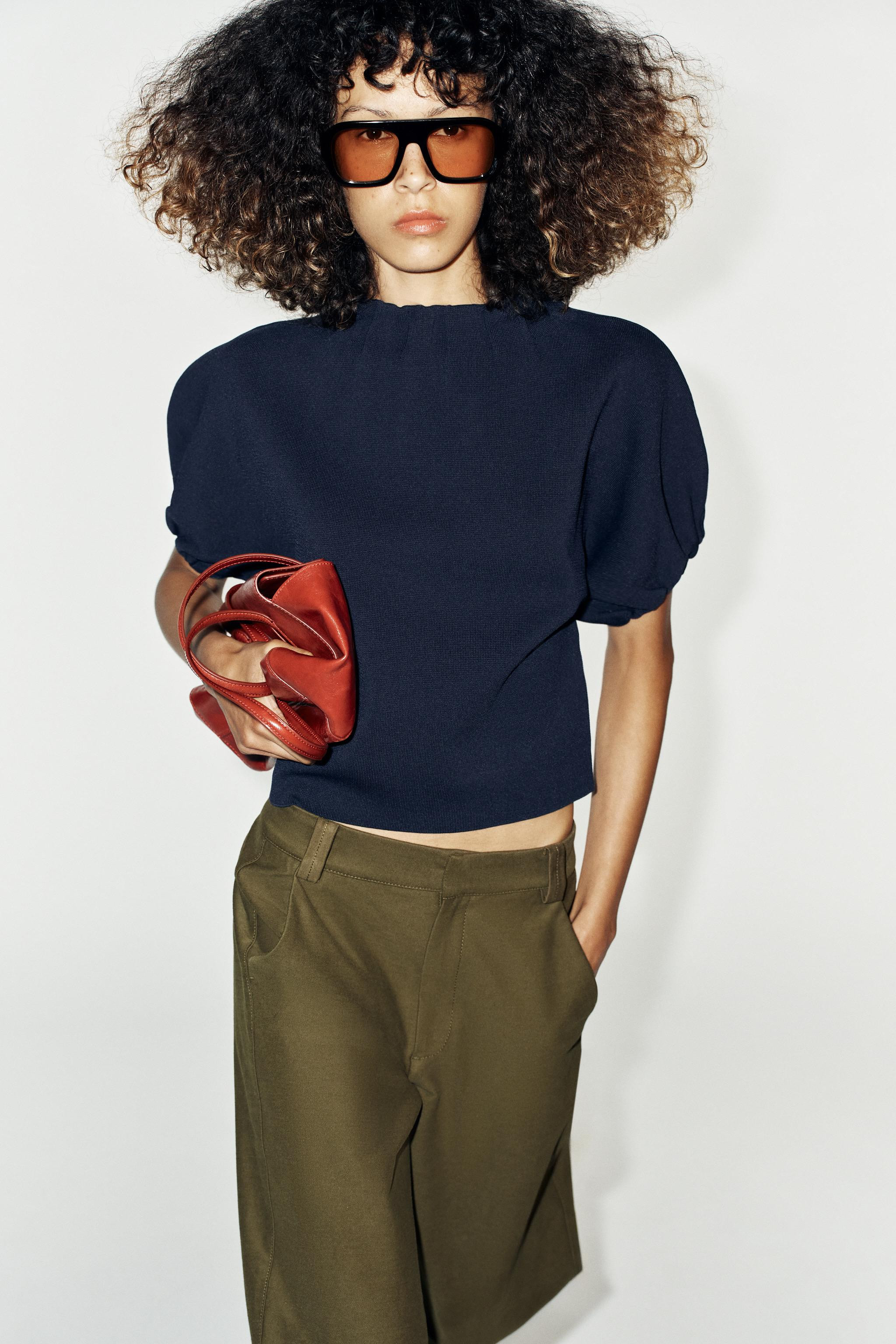 Round neck top with short puff sleeves. Featuring elastic gathered detailing. | Zara US
