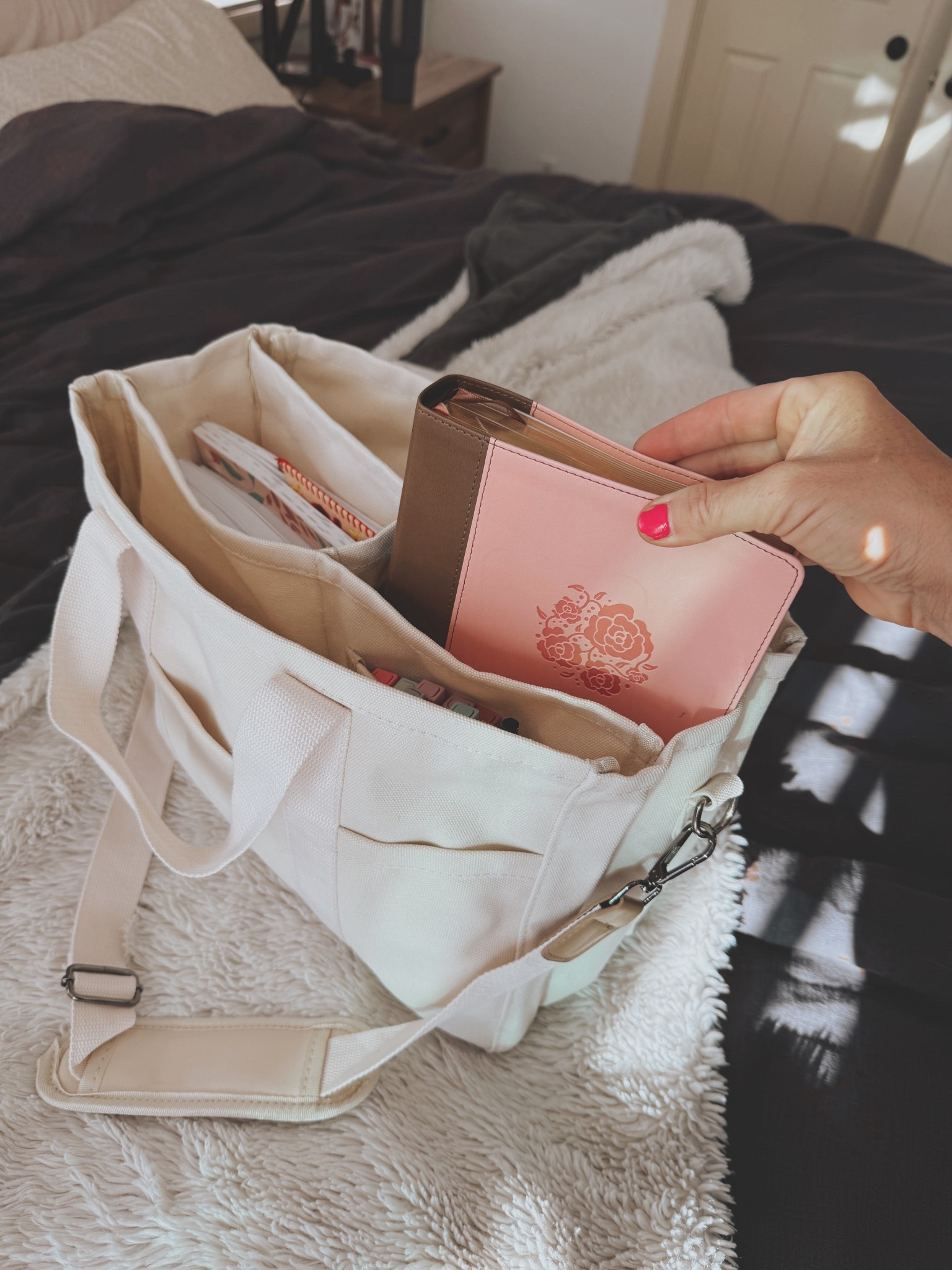 The perfect bag for your bible, prayer books and bible studies! So many pockets for highlighters and pens etc. 😍