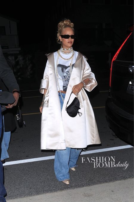 @badgalriri #Rihanna grabbed dinner @giorgiobaldi_ristorante wearing an @adamlippes Fall 2024 coat, $1,559 @balenciaga jeans, $1,190 #gucci Demi monogram crystal heels, a @dior saddle bag and @gucci shades "GG1426s", along with layered pearl necklaces by @eleuteri @brionyraymondnewyork and #chanel 💣 Hot! Or Hmm..? Shop her look and more #rihannastyle at the link in bio! Find similar tees @fashionbombdailyshop .
📸 Backgrid #rihanna #rihannafbd #adamlippes