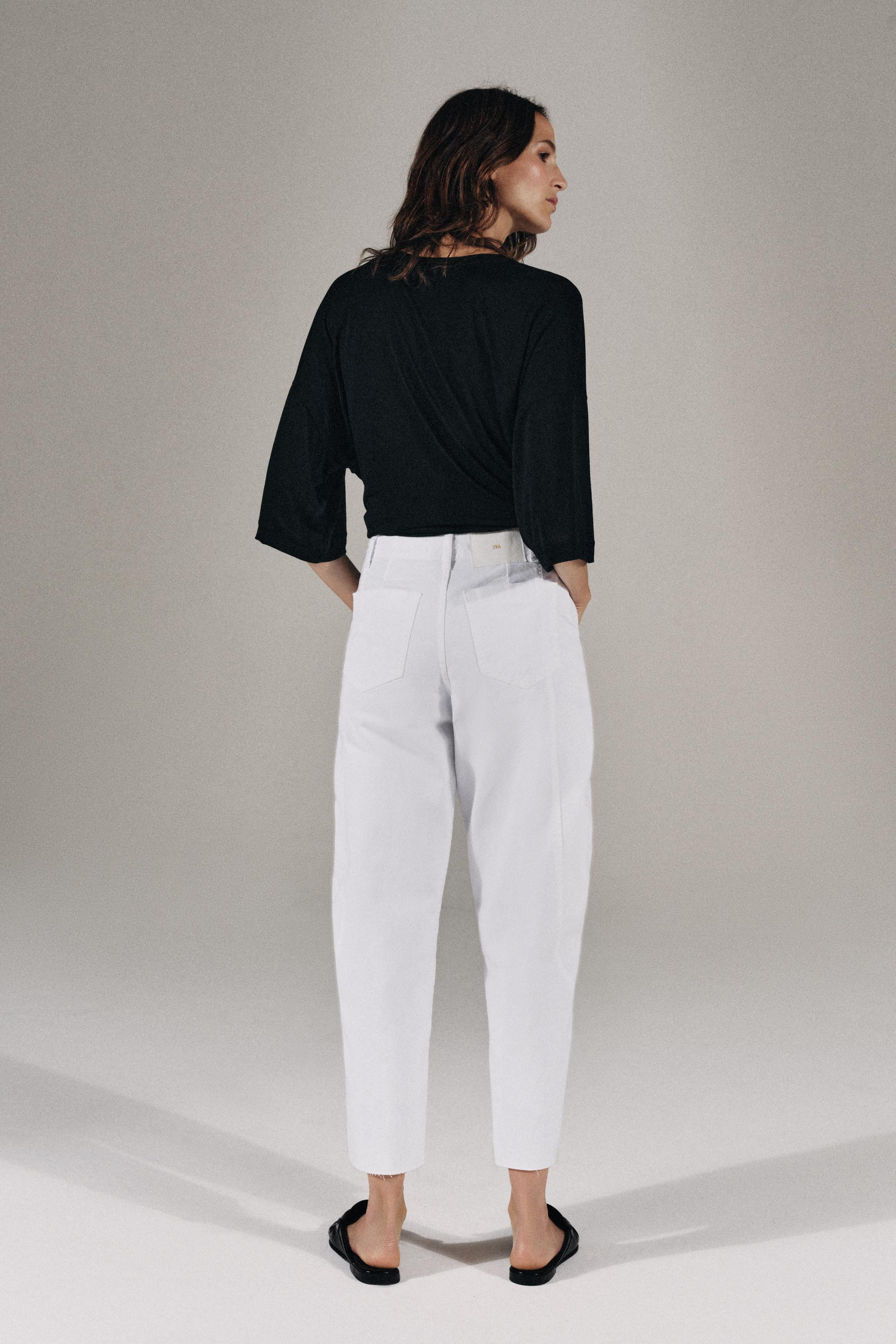 MID-WAIST - BARRELMid-waist jeans featuring front pockets and back patch pockets. Relaxed-fit leg... | Zara UK