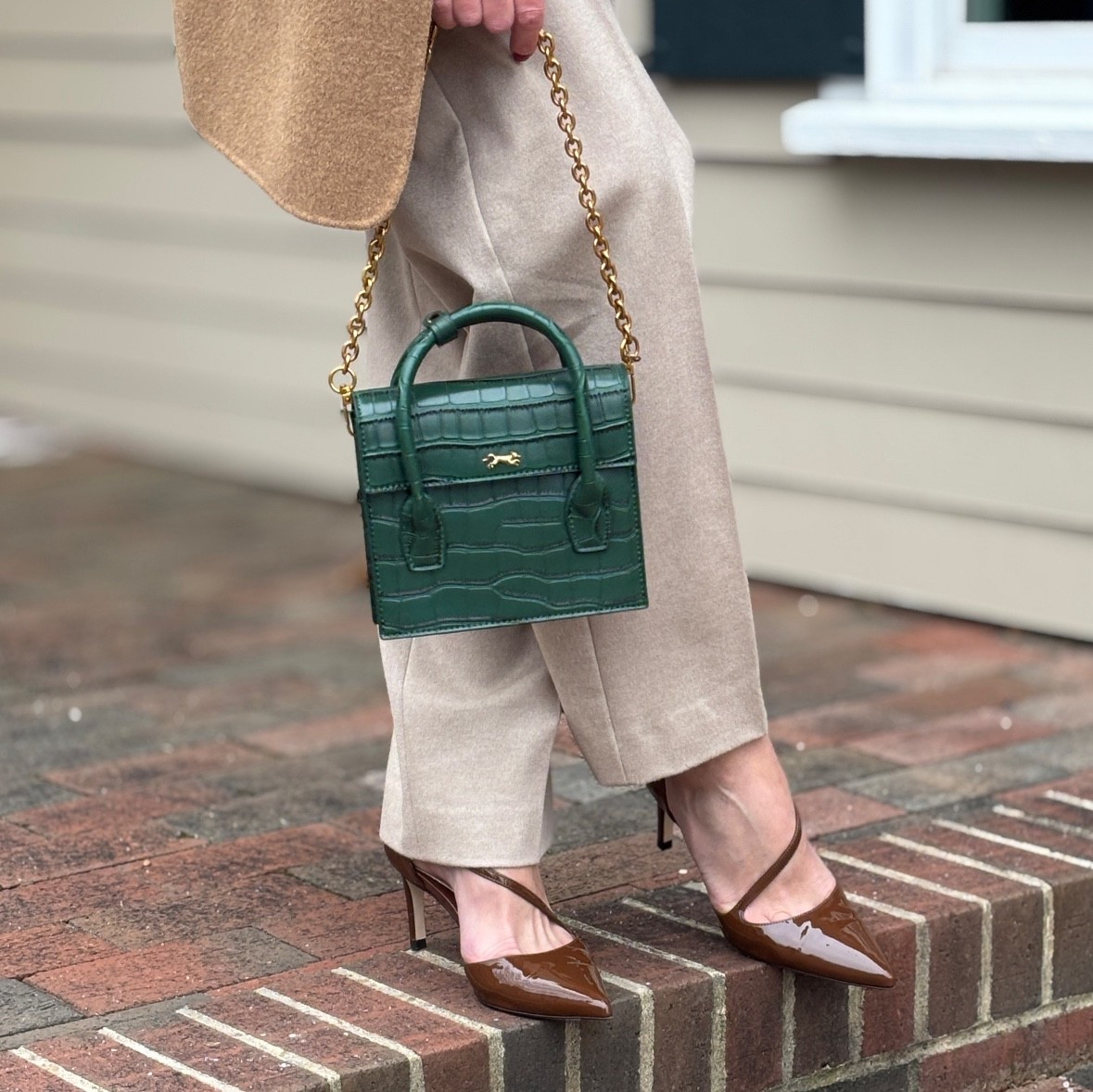 High-quality staples in neutral tones that  deserve a spot in a timeless wardrobe 🍂 #classicstyle 

@inez Maxine - the beautiful Mary Jane with a modern twist 
caterina15 gives you 15% off your order 
@maxmara wool trousers 
@mme.mink handbag - understated luxury

Shop my faves via 🔗 in bio 

#inez #timelessstyle #investinquality
