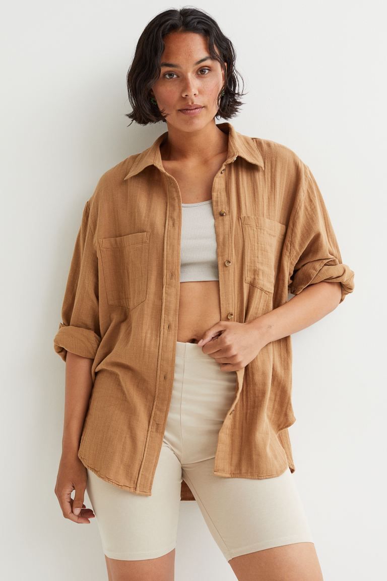 Relaxed-fit shirt in woven cotton fabric. Collar, buttons at front, and yoke at back with box ple... | H&M (US)