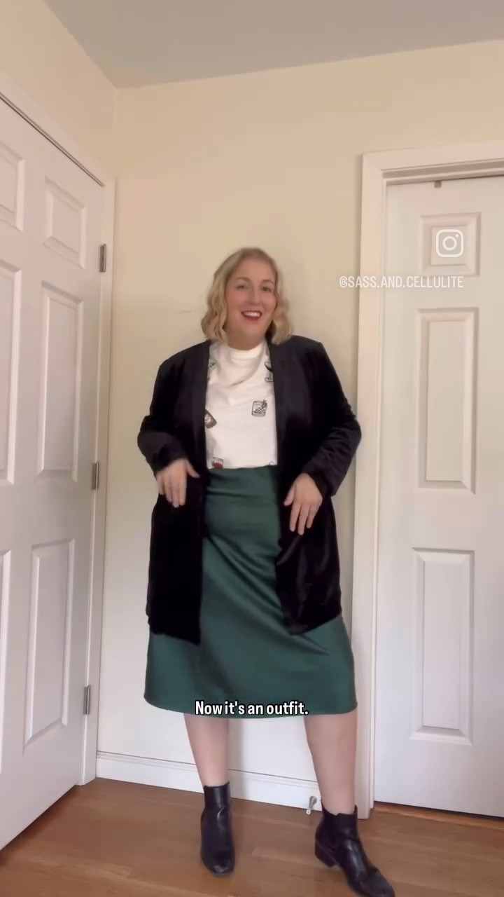 Holiday outfit inspo on a size 18💚🎄 
Wearing 1X in the tee, 2X in the skirts, and XXL in the blazer 

#LTKHoliday #LTKPlusSize #LTKStyleTip