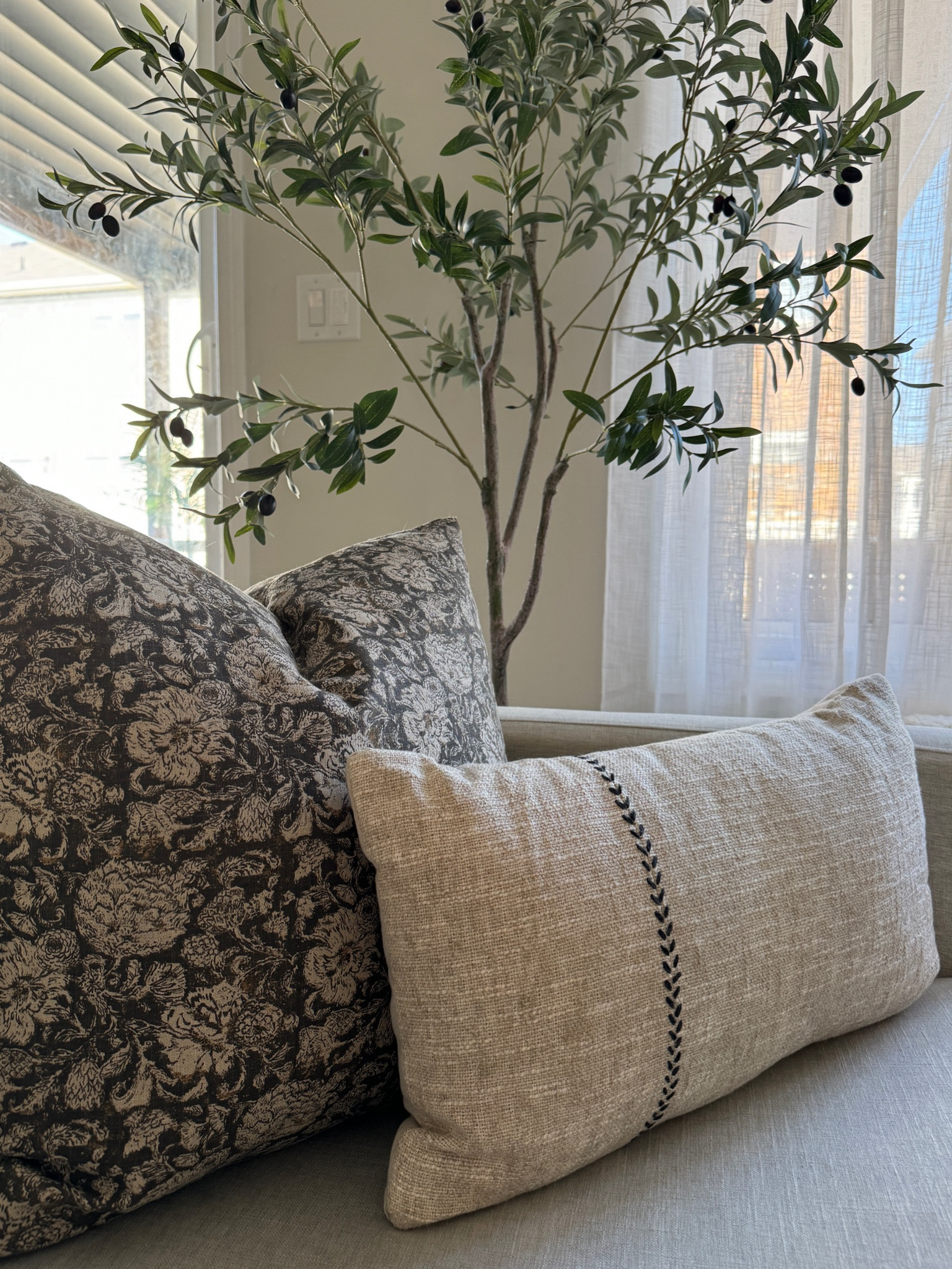 the perfect new pillows to cozy up our living space for fall 🍂 

#LTKautumn #LTKcasa