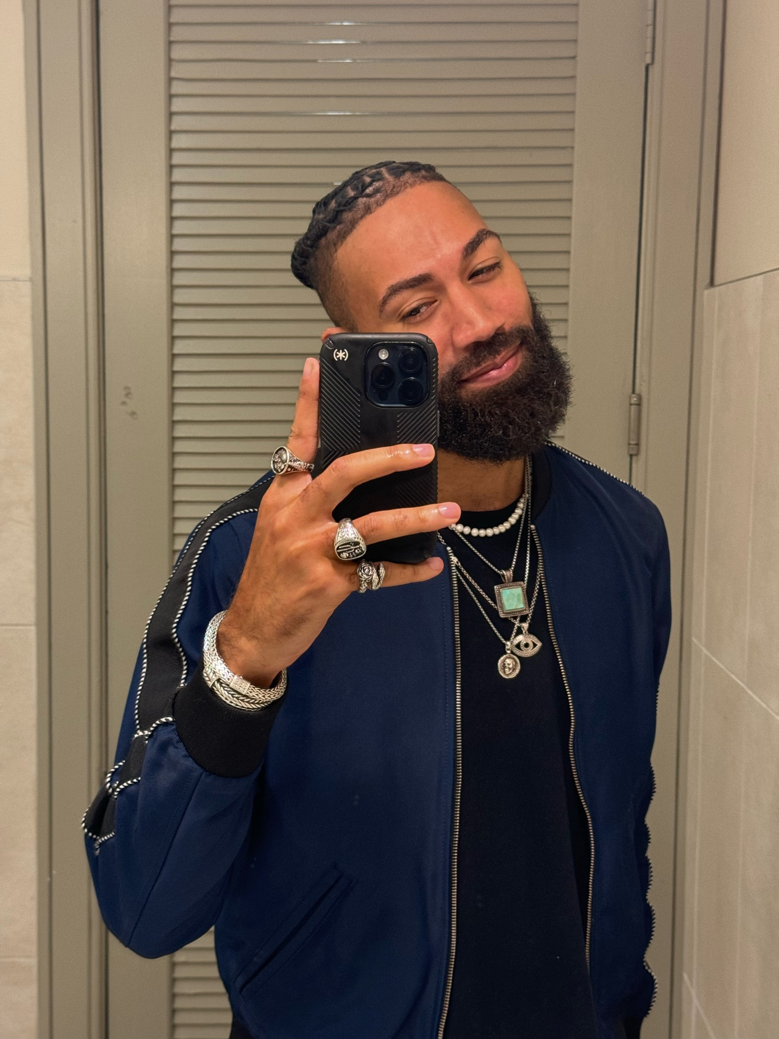 Simple outfits with lots of jewelry pieces >

#LTKstyletip #LTKtravel