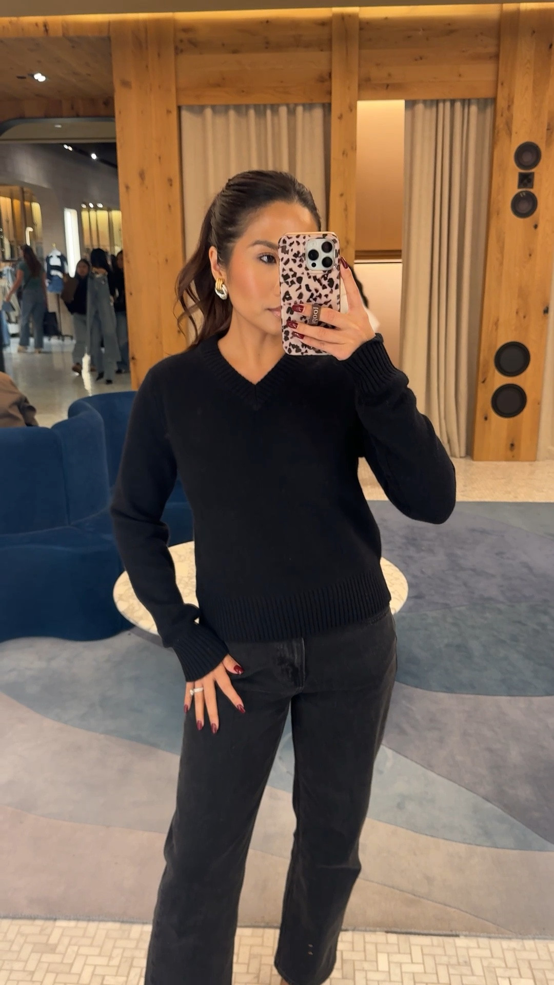 The perfect v neck 100% cashmere sweater from aritzia!! Not too relaxed or form fitting

Sizing:
Sweater - tts, xs
Jeans - tts, 25 short in black wash
