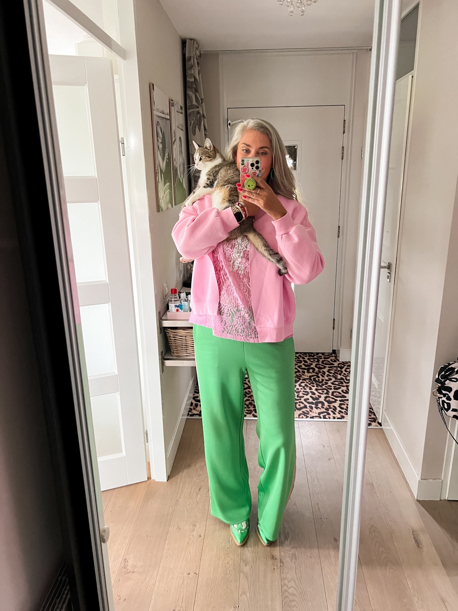 OOTD - Vrijdag. Groene trainingsbroek (oud, Loavies), roze kanten shirt (L’Amitie), oud roze sweatshirt die ik tot vest heb geknipt, diverse broches, tweedehands cowboylaarzen (DWRS via Vinted). 



#LTKmidsize #LTKnederlands #LTKeurope