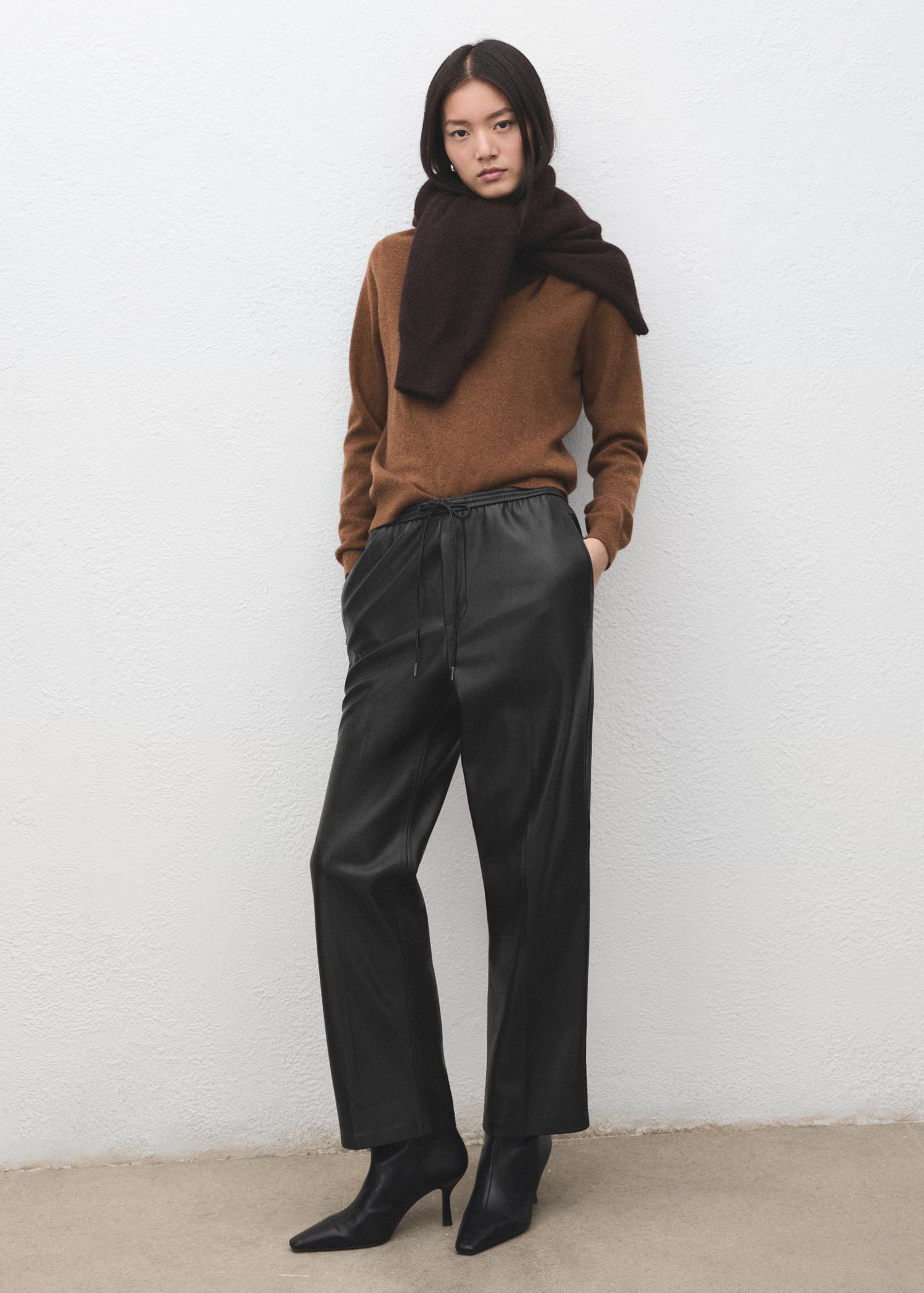 Faux-leather trousers with elastic waist | MANGO (UK)