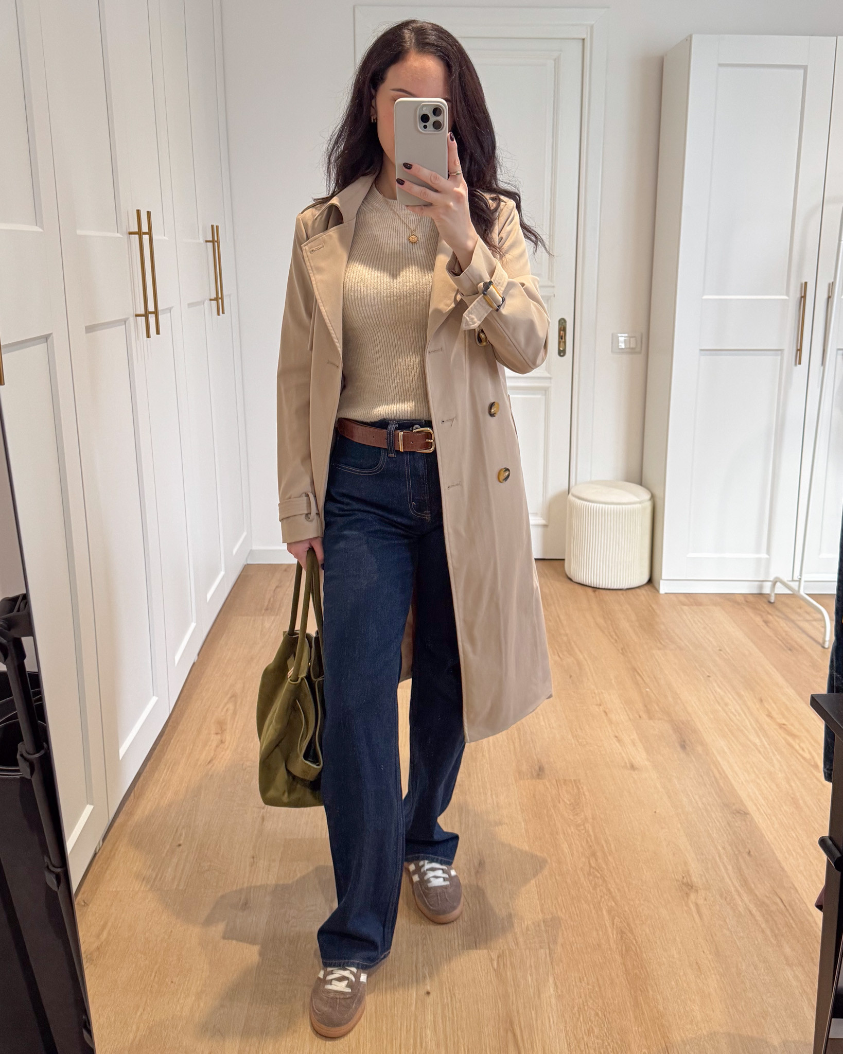 Outfit autunnale con trench beige e borsa in camoscio.
Beige trench fall outfit with suede bag. 

 #LTKitalia #LTKeurope #LTKautumn