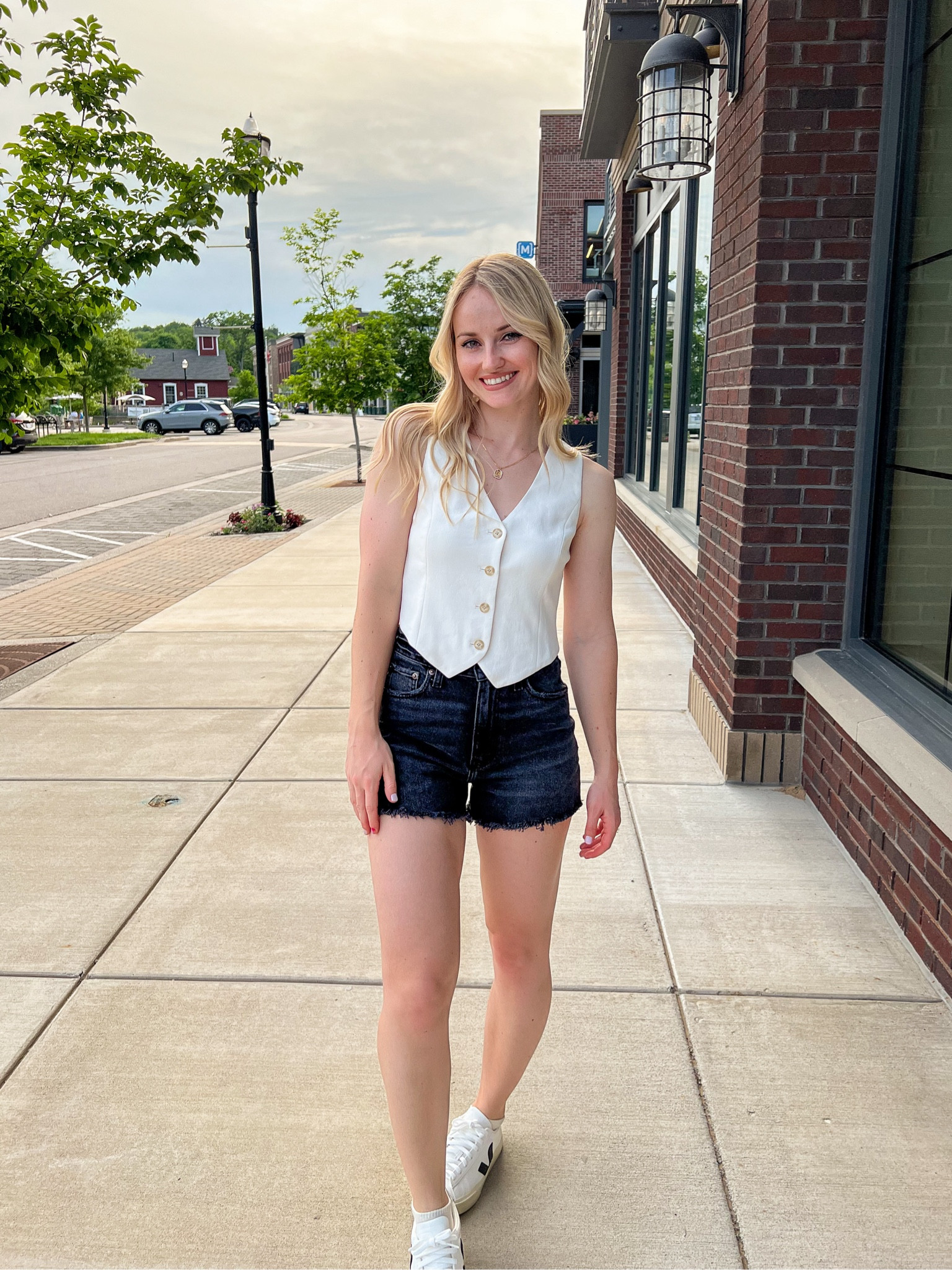 Neutral outfits 🤍🖤


Vest top, Aritzia, spring outfits, Wilfred, Pacino vest, black denim shorts, Abercrombie denim, Veja campo sneakers, white sneakers, spring styles

#LTKStyleTip #LTKSeasonal #LTKFindsUnder100