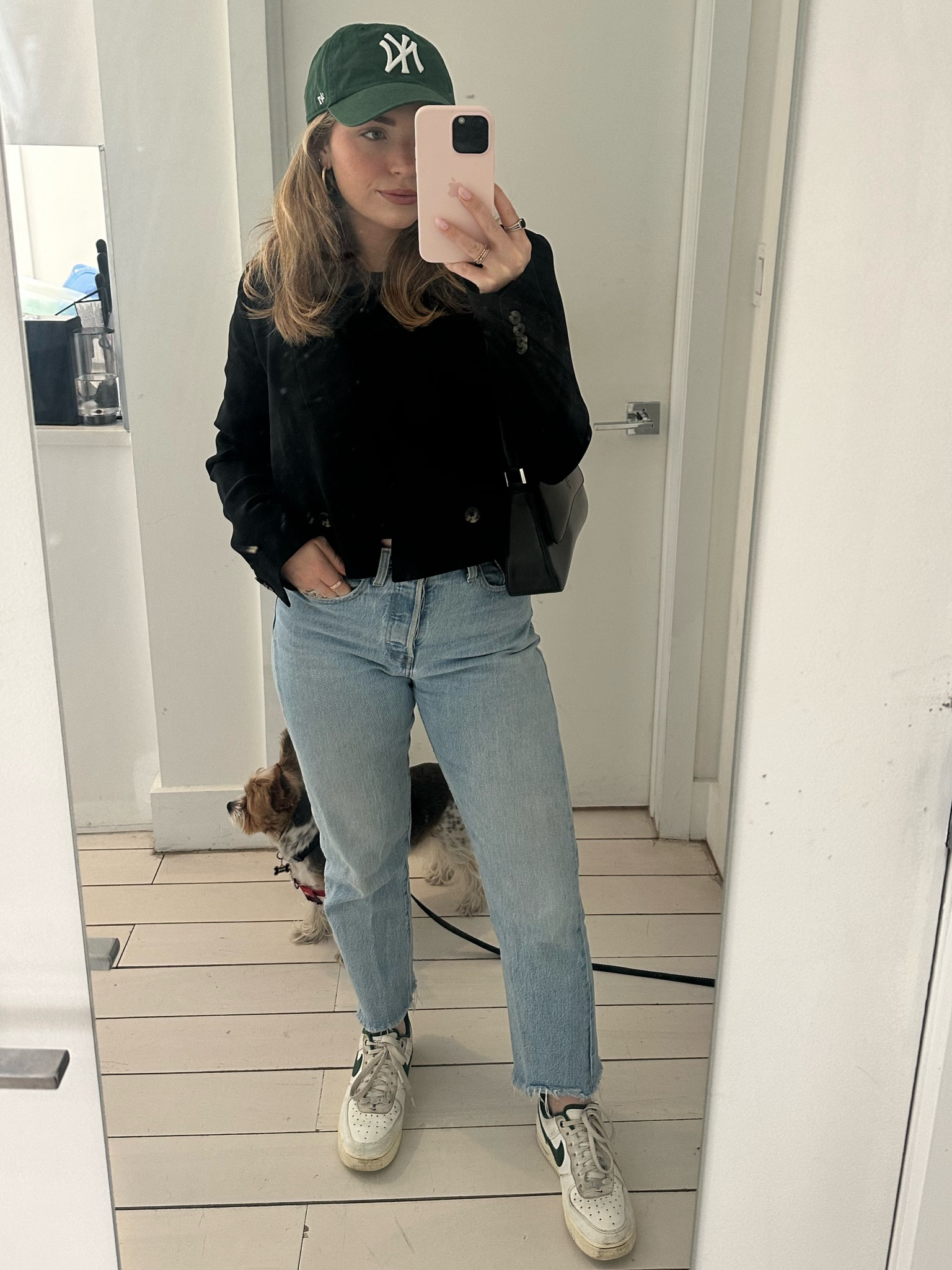 Running around NY on these in between spring days is always a little tricky with the weather. The aritzia effortless blazer was perfect for this 60 degree day and of course my trusty Nike air forces with a matching Yankees hat 🫡