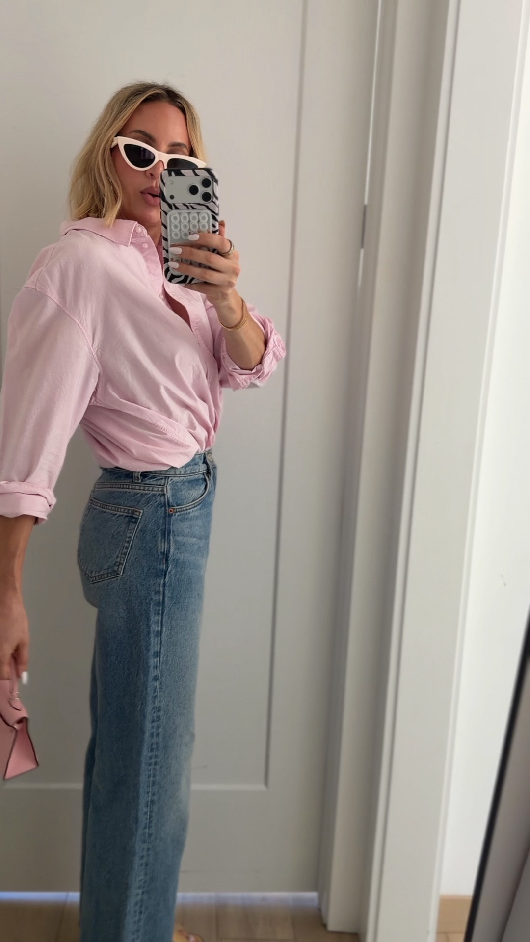 if you love a wide leg jean that is classy, not sloppy, high waisted, cinches you at the waist, no awkward gap, and can be worn with anything, you will love these. I’m wearing my usual size.  for reference, I am 5'10. My top is old, but I linked some very similar looking ones below. ￼


My bag is from  https://www.avonaofficial.com/ashley22

Use code Ashley22 for 22% off 