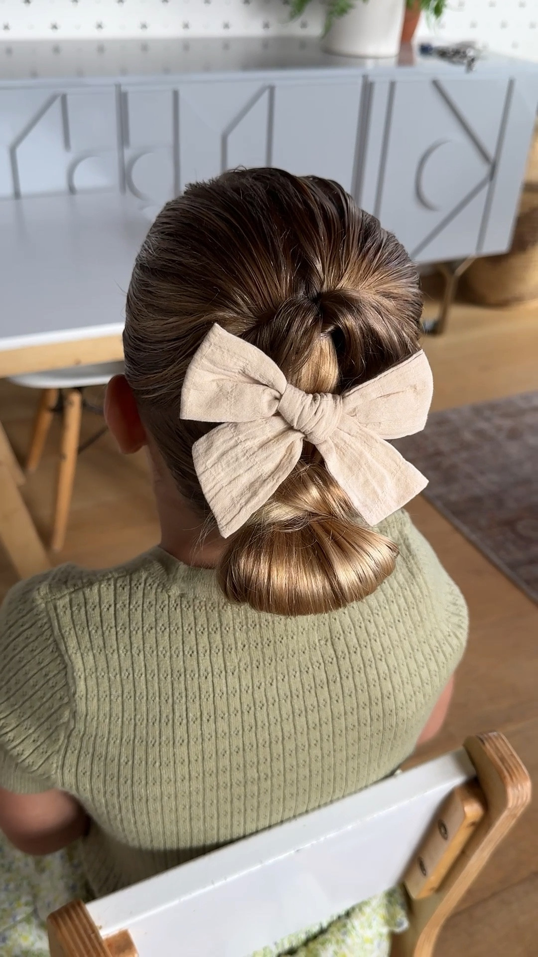 Quick hairstyle!! Would be so pretty on yourself too! 