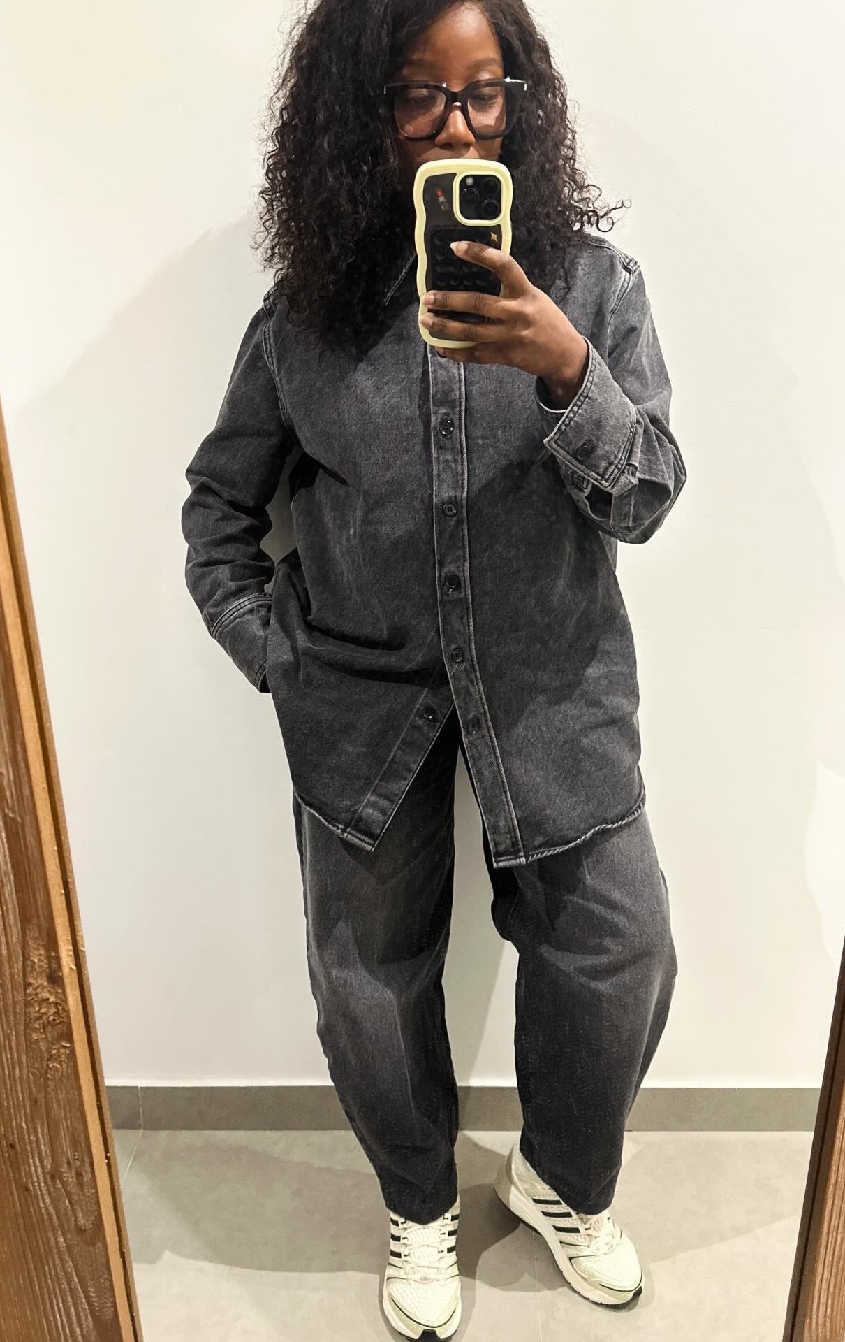 Total look en denim 
Jean @zara réf 6840/291 (collection actuelle)
Chemise en Jean @cos (ancienne collection )

#LTKfrance #LTKwinter #LTKworkwear