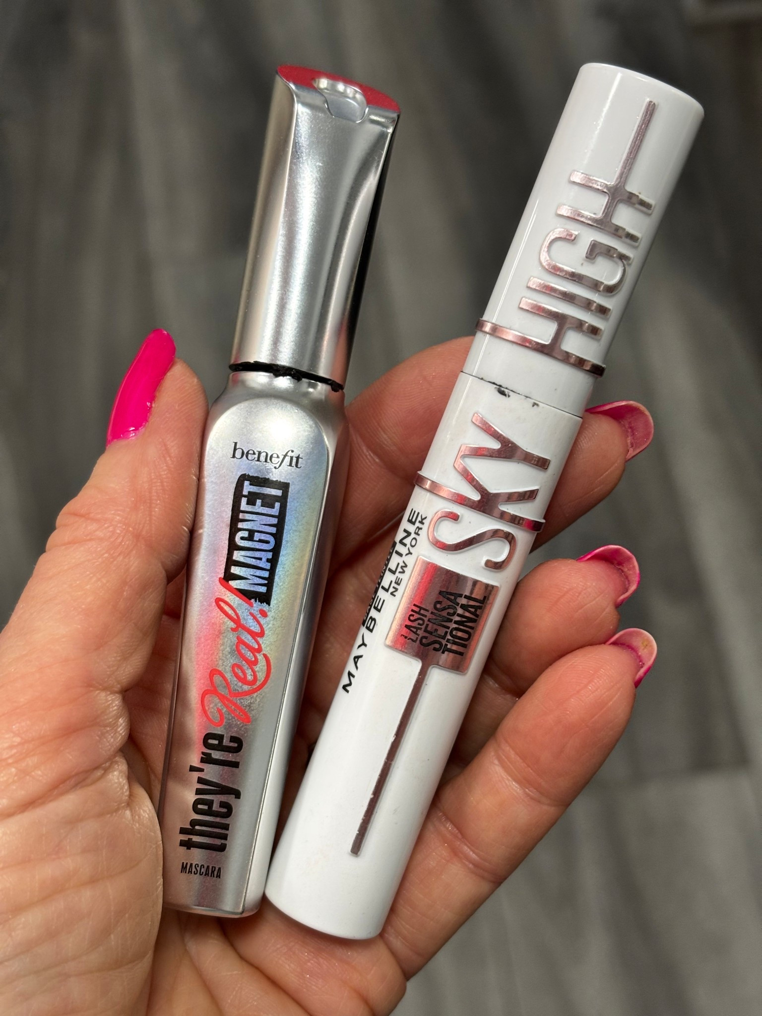 Two Mascaras I Keep Reaching For
Length? Volume? These two deliver both. The Benefit They’re Real! Magnet Mascara lifts and separates like a dream, while Maybelline Sky High is my go-to primer for long lashes. I love mixing high-end and drugstore—because who says you can’t have both?
Perfect for women over 40 who want defined lashes without the drama.

#drugstoremakeup #beauty #drugstorebeauty


#LTKFindsUnder50 #LTKBeauty #LTKSaleAlert