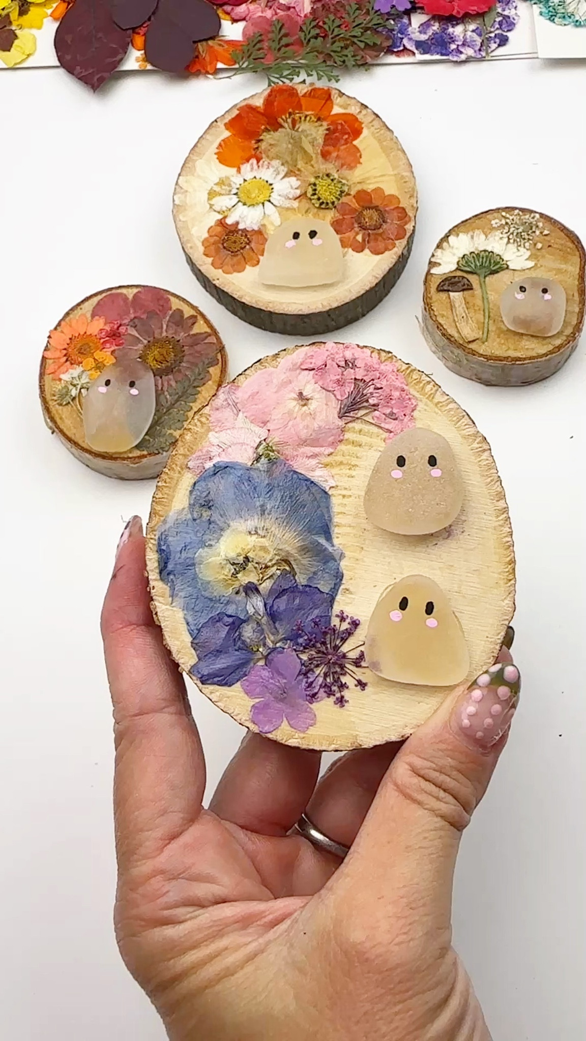 Pressed flower Halloween ghost craft! NOTE: You could also use a small rock and paint it white for the ghost!! 