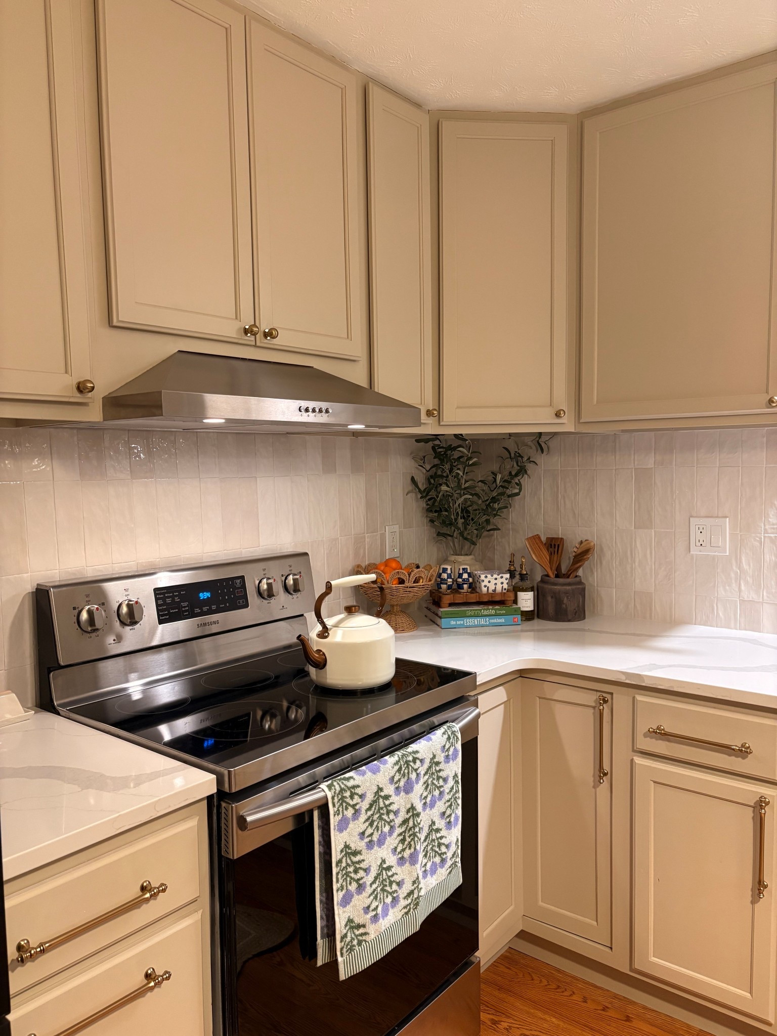 Spring kitchen refresh with a new towel and my favorite lil corner in my cozy neutral kitchen. Loving the warm wood tones, brass hardware, new spring kitchen towels, greenery, and simple countertop styling. Sharing my favorite modern organic kitchen decor, neutral kitchen accents, and spring home finds 😍💐🍋🫐


#LTKHome #LTKSaleAlert #LTKSpringSale