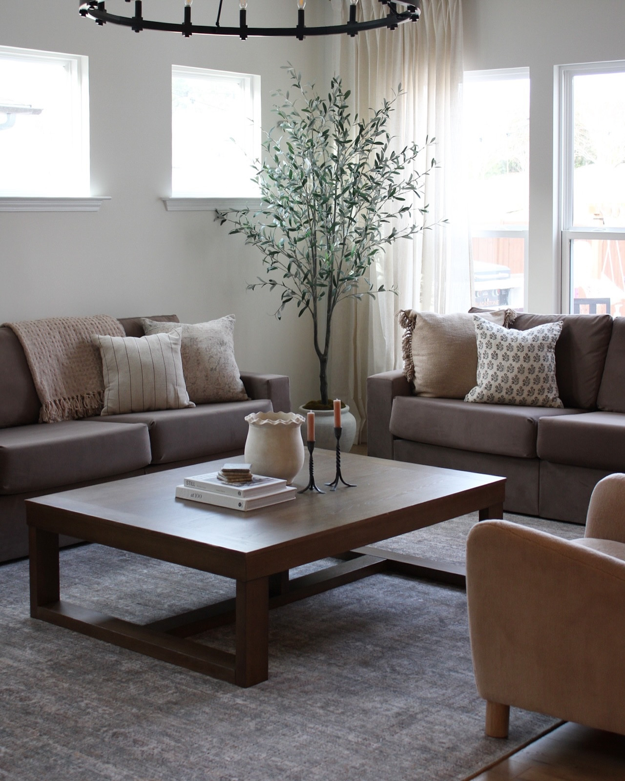 Simple but elevated coffee table styling 🤎

We’ve loved this coffee table but my hubby is currently building one and it’s a BEAUT. Can’t wait to share that with you all soon!

#coffeetabledecor #coffeetablestyling #coffeetablestyle #coffeetablebooks #coffeetableideas #coffeetableinspo #coffeetables #livingroominspiration