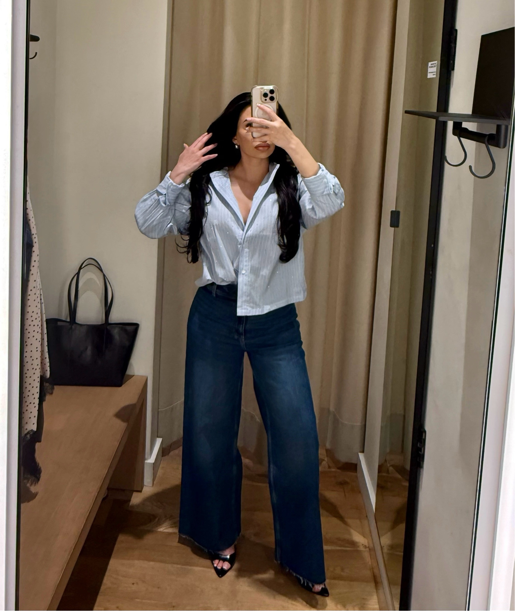 Look 3 from my Mango try-on haul ✨

Light blue striped crop button-down with rhinestone detail.
Wearing size 2 /EUR XS

Structured straight fit with a collar and subtle sparkle — such a chic way to elevate a classic striped shirt.


#LTKootd #LTKgrwm #LTKSeasonal