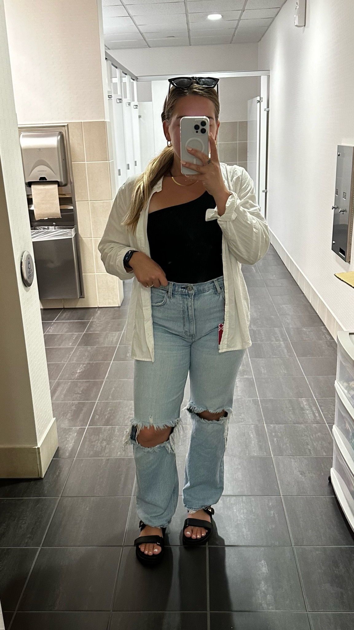 Work day outfit, casual fit! Abercrombie jeans, target sandals

These jeans are in the “medium destroy” color option!

#LTKStyleTip #LTKxAF #LTKFindsUnder100